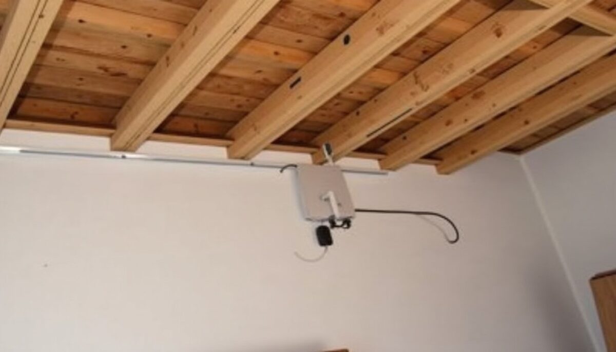 Peut-on installer une antenne TNT dans des combles ? Guide et conseils pratiques